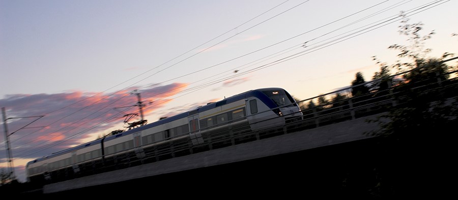 Ett tåg som passerar över en bro, fotograferat i farten.